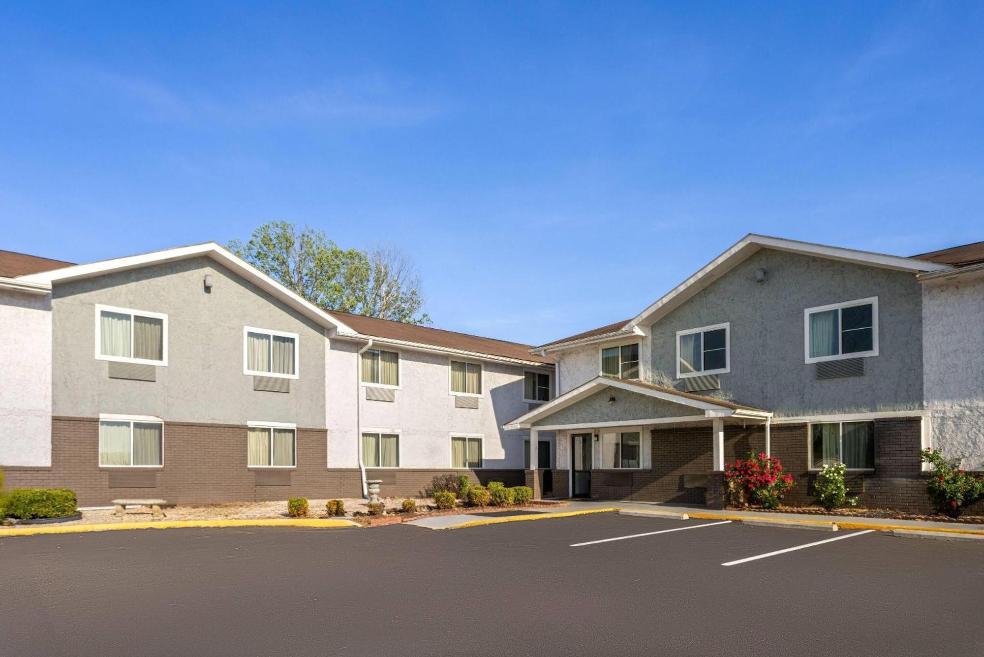 Super 8 By Wyndham South Boston Va Motel Exterior photo