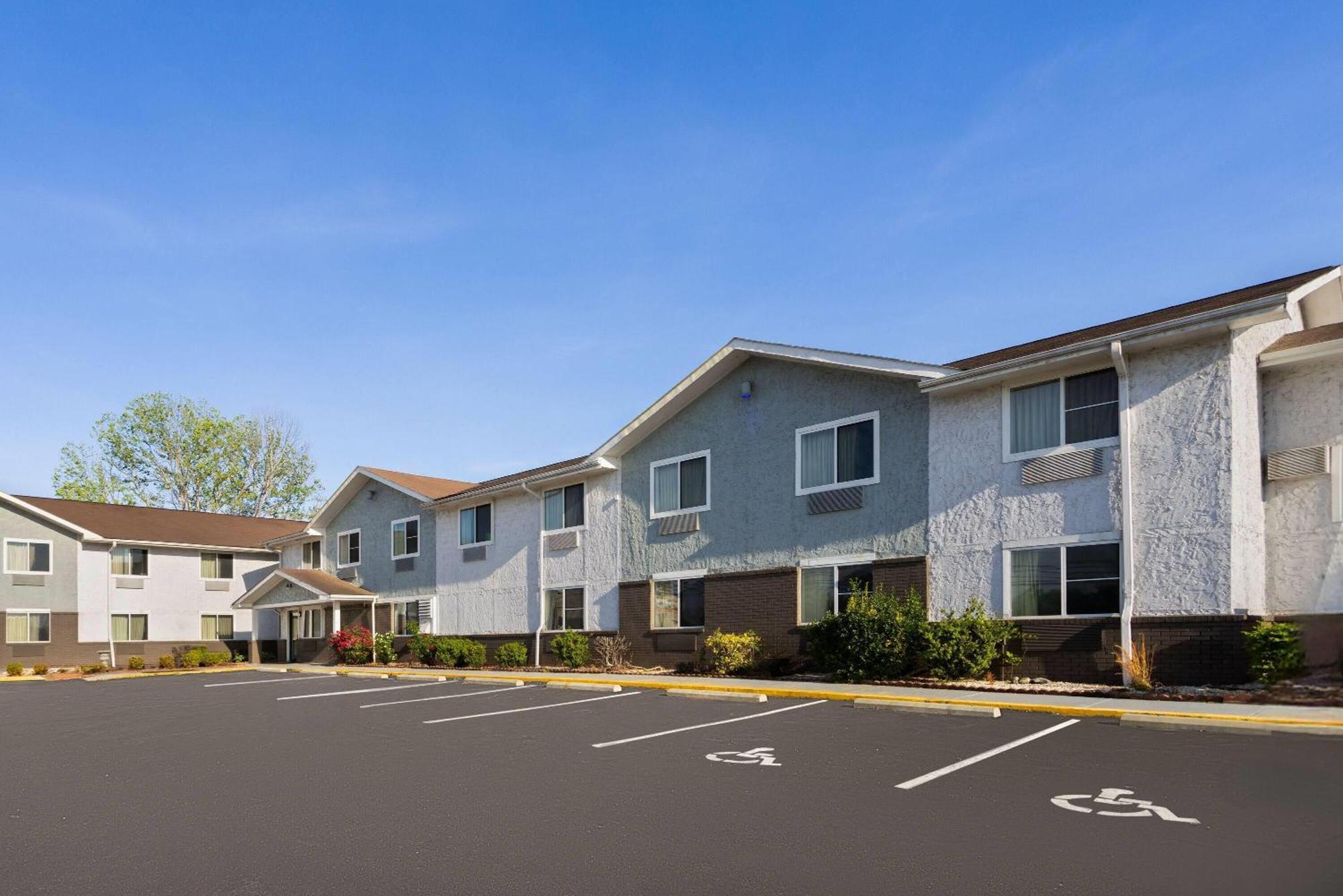 Super 8 By Wyndham South Boston Va Motel Exterior photo