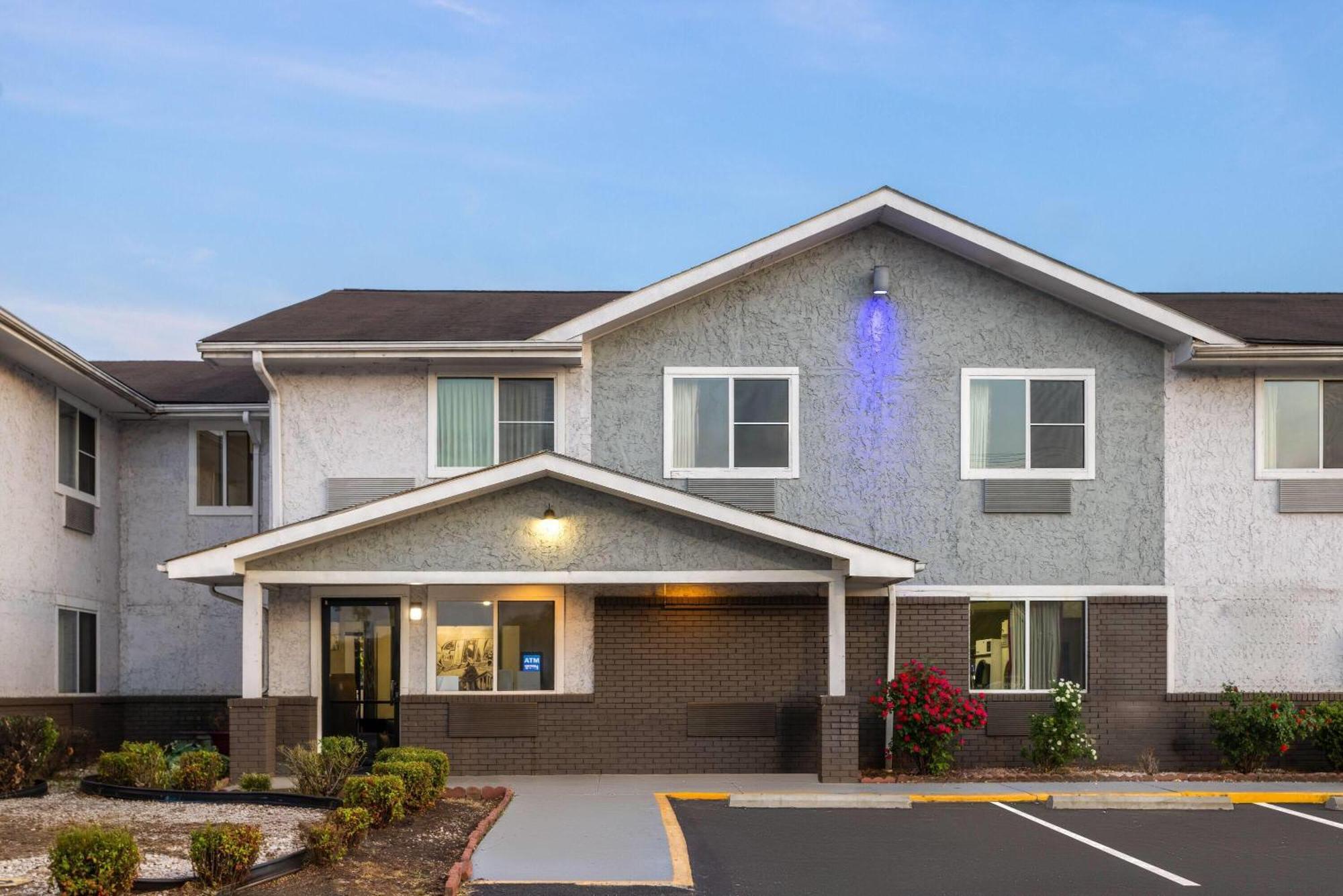 Super 8 By Wyndham South Boston Va Motel Exterior photo
